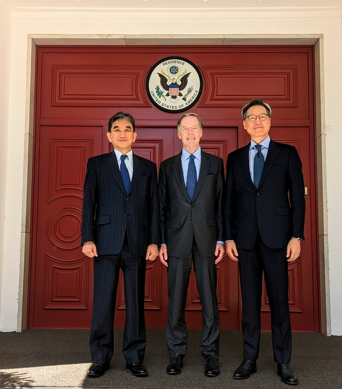 지난 6일 니컬러스 번스 주중 미국대사(가운데)가 정재호 주중 한국대사(오른쪽), 타루미 히데오 주중 일본대사를 베이징시내 주중미대사 관저로 불러 오찬을 함께 했다. [번스 주중 미국대사 SNS캡처]