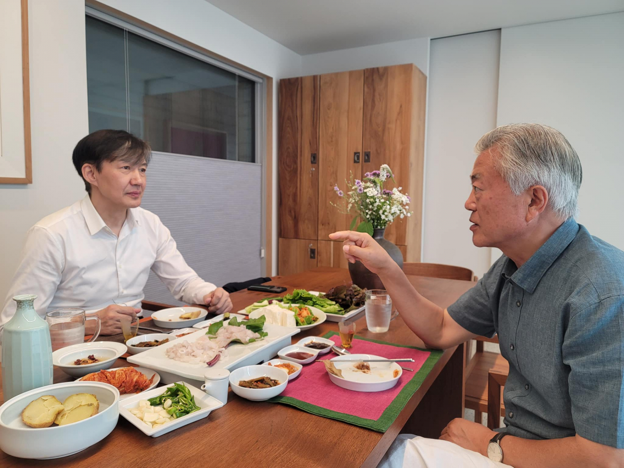 조국 전 법무부 장관이 경남 양산시 하북면 평산마을을 찾아 문재인 전 대통령과 만났다. 조 전 장관은 지난 10일 밤 페이스북에 글을 올려 이날 낮에 문 전 대통령과 만난 사실을 공개했다. [연합]