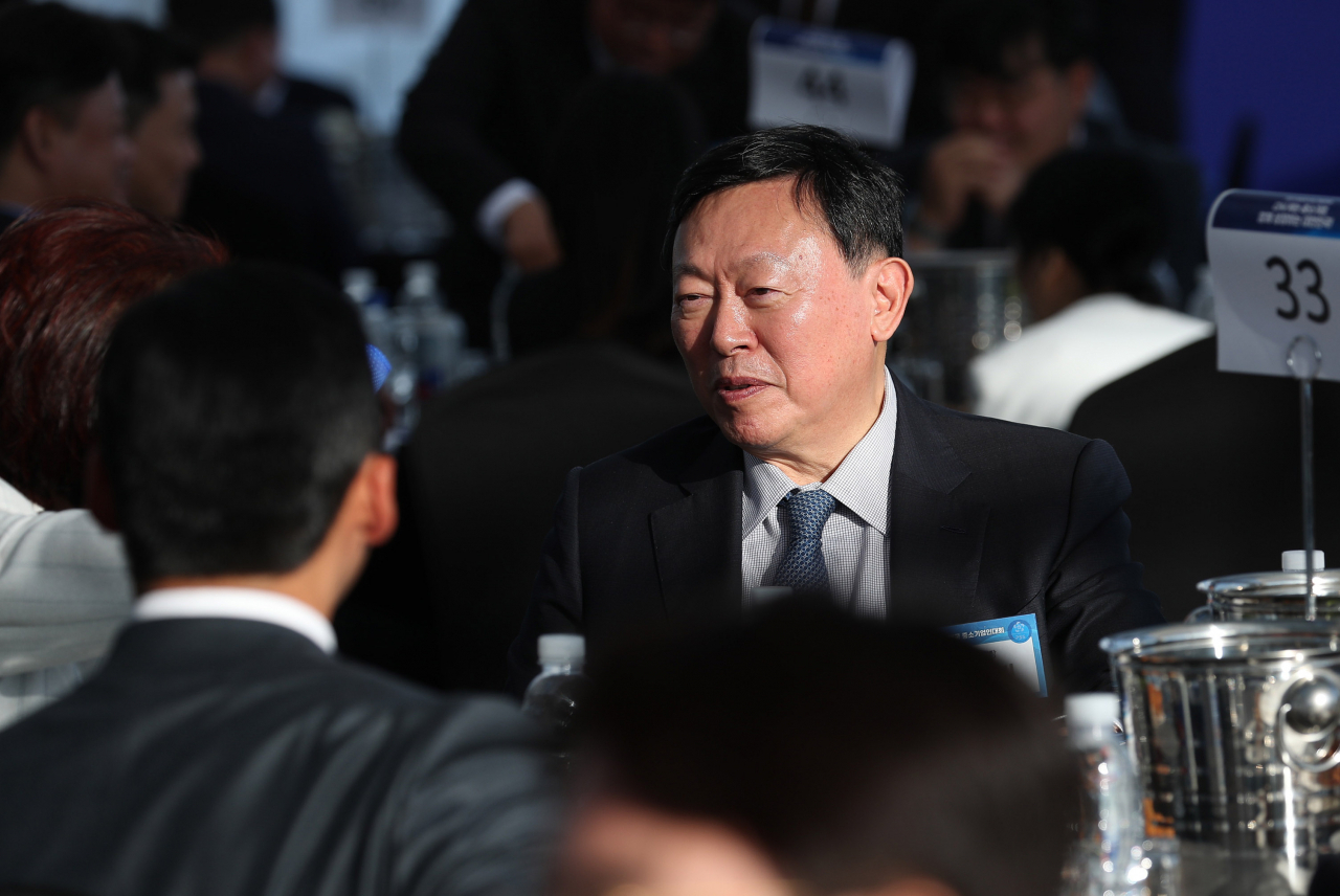 신동빈 롯데그룹 회장이 지난달 23일 서울 용산구 대통령실 잔디마당에서 열린 ‘2023 대한민국 중소기업인대회’에서 참석자들과 대화하고 있다. [연합]