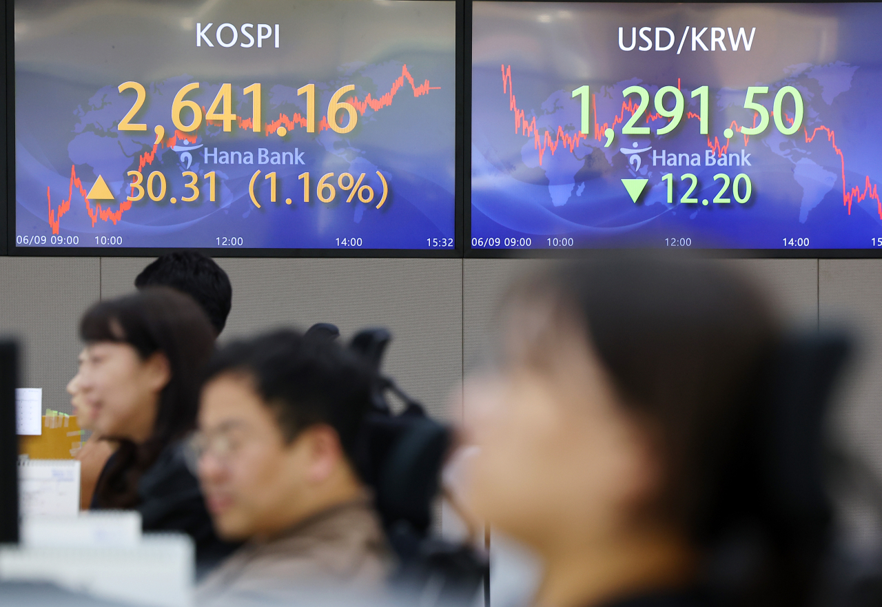 코스피가 1년여 만에 2640선을 회복한 지난 9일 오후 서울 중구 하나은행 딜링룸 스크린에 지수가 띄워져 있다. 이날 코스피는 전거래일 대비 30.31포인트 오른 2641.16에 거래를 마쳤으며 코스피가 종가 기준 2640대를 기록한 것은 지난해 6월 3일(2670.65) 이후 1년여 만이다. 한편 서울시장에서 원/달러 환율은 전날보다 12.2원 내린 1291.5원에 거래를 마쳤다. 이는 종가 기준 지난 3월 23일 이후 가장 낮은 수준이다. 연합뉴스