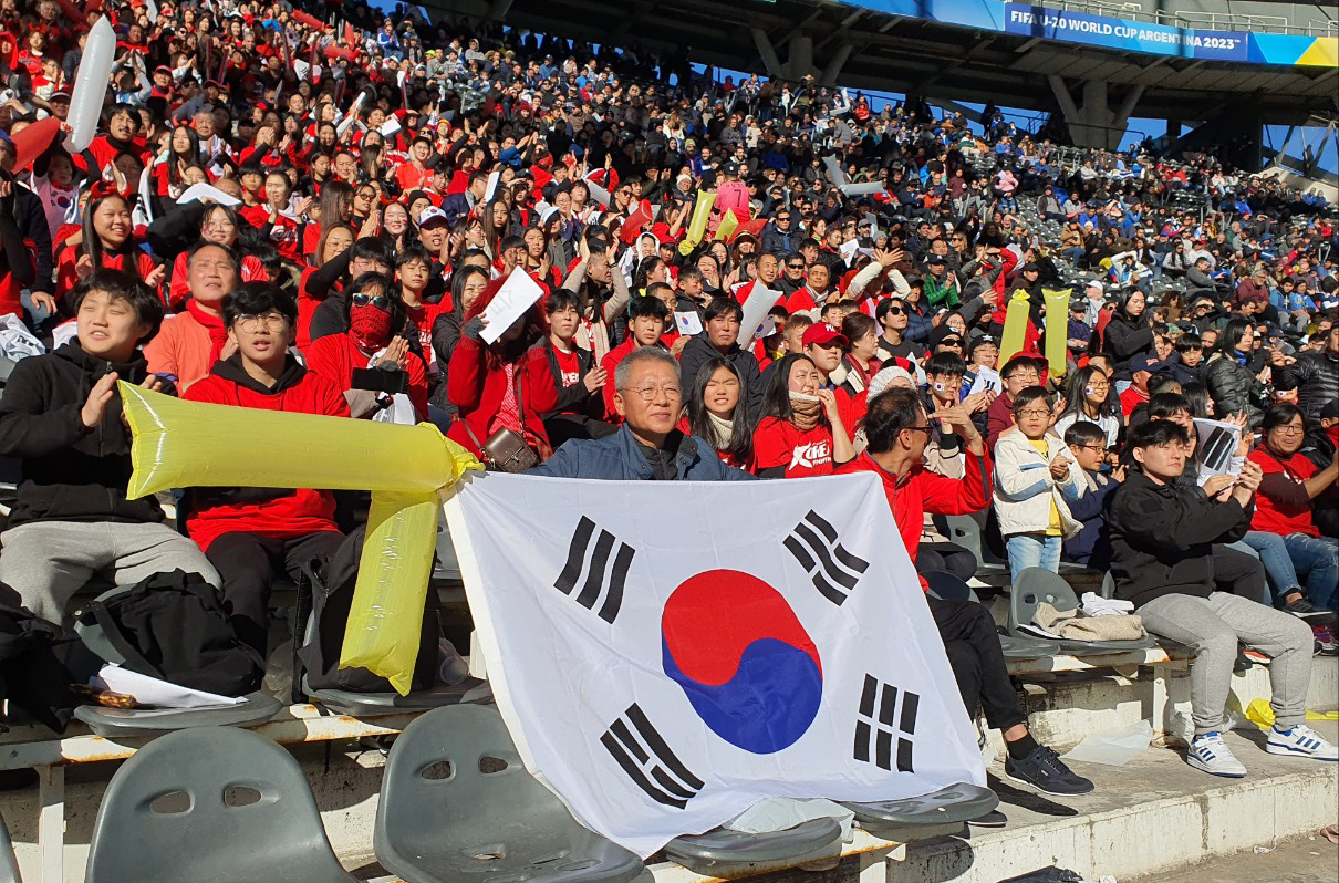 아르헨티나의 한국교민들이 3·4위전 한국과 이스라엘 경기에서 한국을 응원하고 있다. 연합뉴스