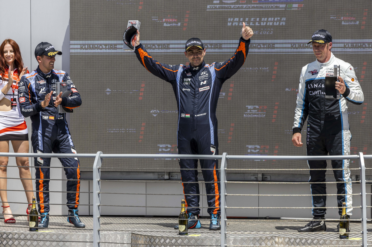 BRC 현대 N 스쿼드라 코르세팀 노버트 미첼리즈 선수(가운데)가 ‘2023 TCR 월드 투어’ 이탈리아 대회에서 우승을 차지하고 포디움에 올라섰다. [현대차 제공]