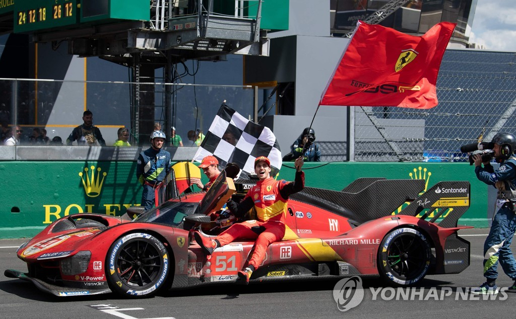 2023 르망 24시간 레이스에서 우승한 페라리 AF 코르세 레이싱팀의 선수들.