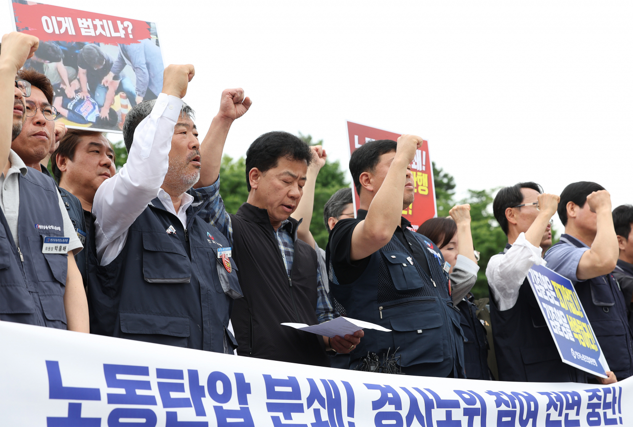 한국노총이 경사노위 참여 중단을 선언한 가운데 8일 오전 서울 용산구 대통령집무실 앞에서 열린 한국노총 공식 기자회견에서 김동명 위원장 등 참가자들이 구호를 외치고 있다. 한국노총은 '윤석열 정권 심판'을 위한 전면 투쟁에 나서겠다고 선언했다. [연합]