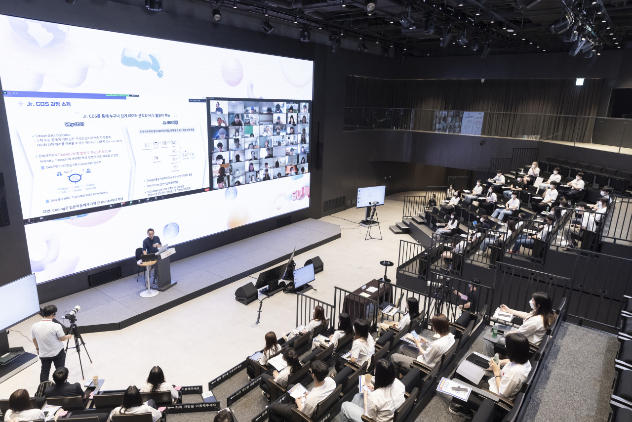 지난해 파일럿으로 진행된 써니C 1기의 프로젝트 발표회 모습, [SK제공]