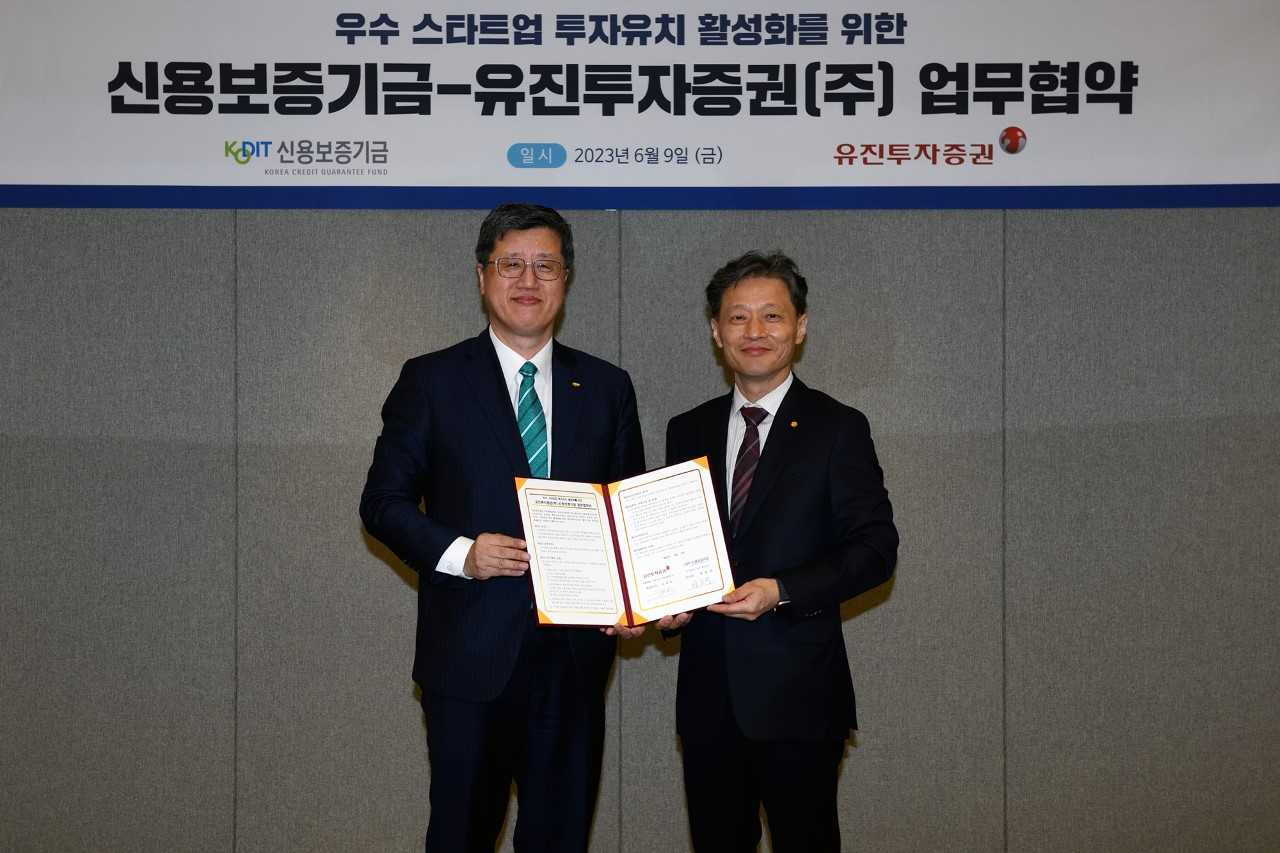 지난 9일 진행된 ‘우수 스타트업 투자유치 활성화를 위한 업무협약’에서 유진투자증권 고경모 대표이사(사진 우측)와 신용보증기금 최원목 이사장(사진 좌측)이 기념 촬영을 하고 있다. [유진투자증권]