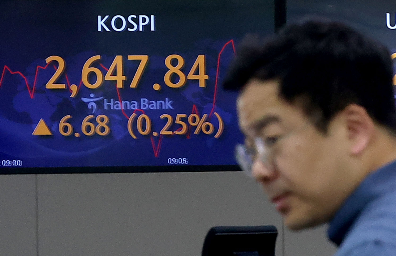 An electronic board showing the Korea Composite Stock Price Index at a dealing room of the Hana Bank headquarters in Seoul on Monday. (Yonhap)