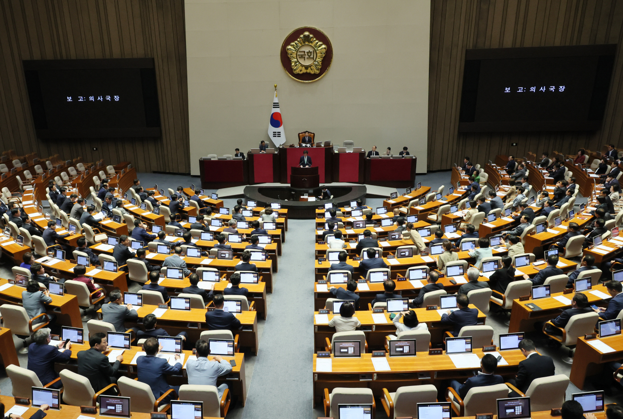 A motion requesting parliamentary consent for the arrest of two lawmakers involved in a cash-for-vote scandal is being reported to the National Assembly in this file photo taken May 30. (Yonhap)