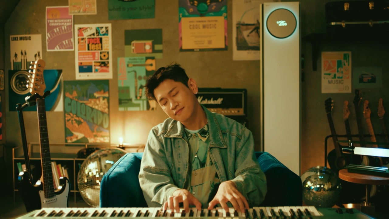 크러쉬가 작사·작곡에 참여한 뮤직비디오 ‘내심. 바람’의 한 장면.[LG전자 제공]