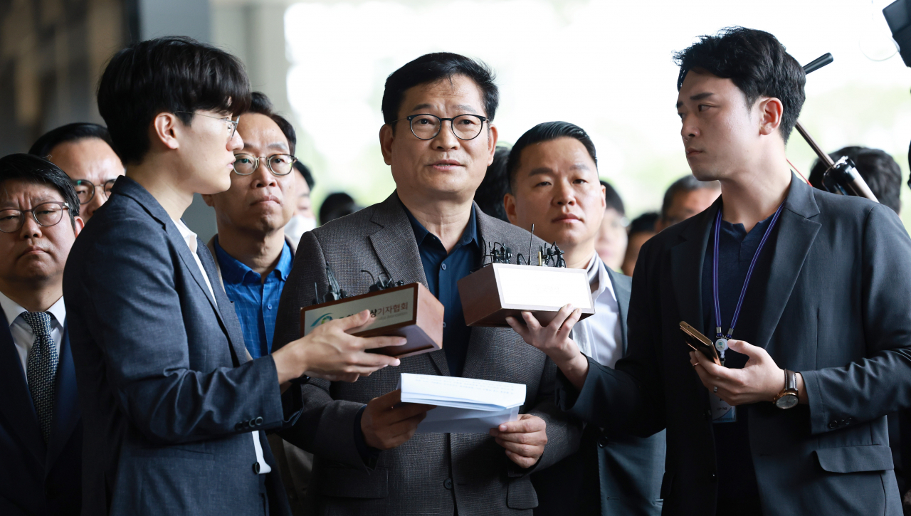 2021년 더불어민주당 전당대회 돈봉투 의혹과 관련해 송영길 전 대표가 7일 서울 서초구 서울중앙지방검찰청에 두 번째 자진 출석해 취재진의 질문에 답하고 있다. [연합]