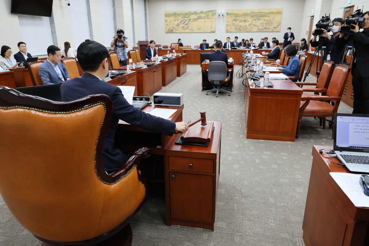 8일 오전 국회에서 열린 교육위원회 법안심사소위원회에서 김영호 소위원장이 의사봉을 두드리고 있다. [연합]