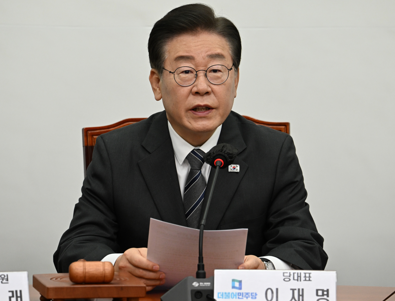 이재명 더불어민주당 당대표가 12일 서울 영등포구 여의도 국회의사당 본청에서 열린 더불어민주당 최고위원회의에 참석해 발언하고 있다. 임세준 기자