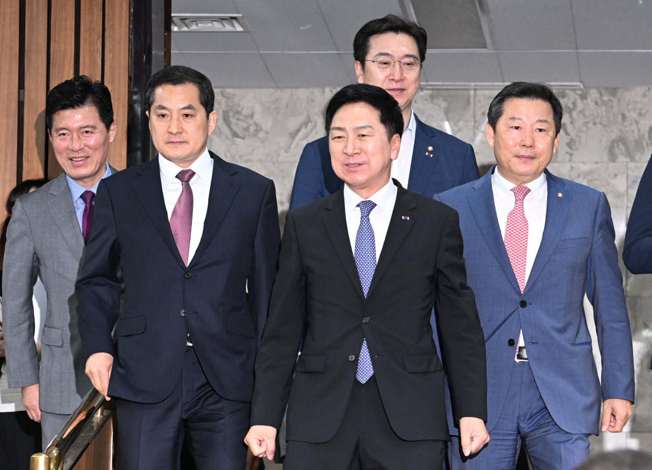 국민의힘 확대당직자회의가 7일 서울 영등포구 여의도 국회의사당 본청에서 열린 가운데 김기현 당대표를 비롯한 지도부가 입장하고 있다. 임세준 기자