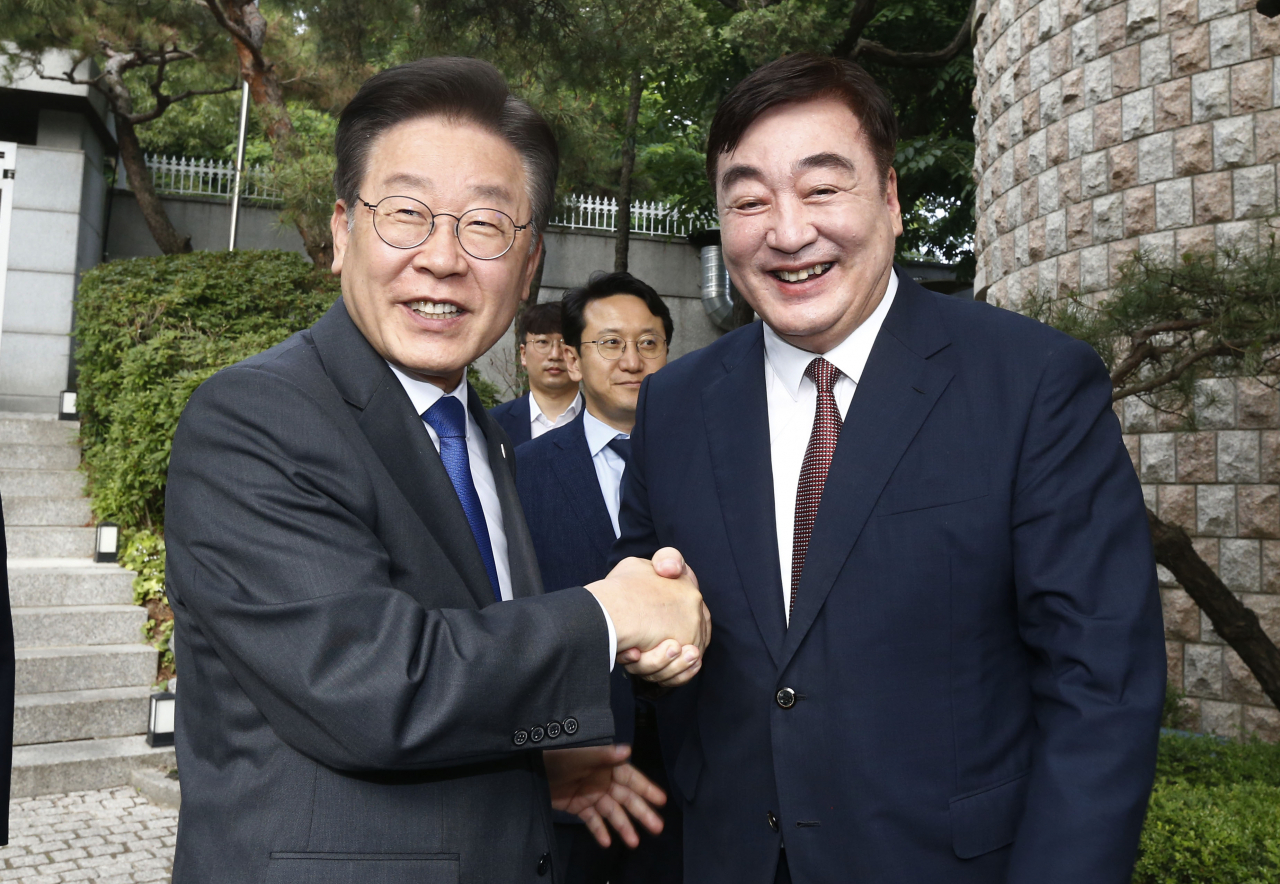 지난 8일 싱하이밍 주한 중국대사(오른쪽)가 더불어민주당 이재명 대표와 성북구 중국대사관저에서 만남을 가졌다.[연합]