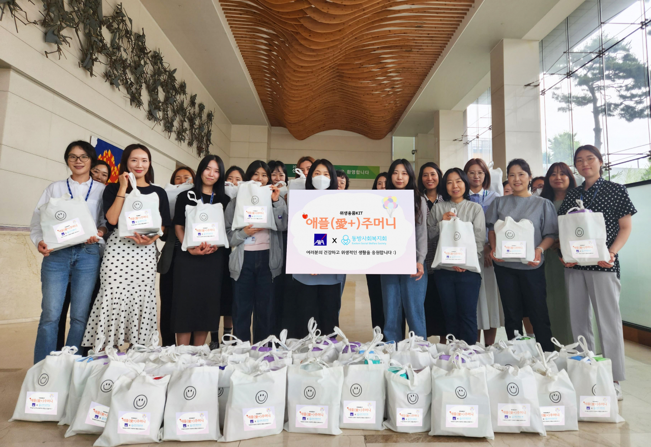 AXA손해보험이 동방사회복지회를 통해 여성 청소년 및 미혼양육모 100명에게 직접 제작한 여성 위생용품 키트를 지원했다. [AXA손해보험 제공]