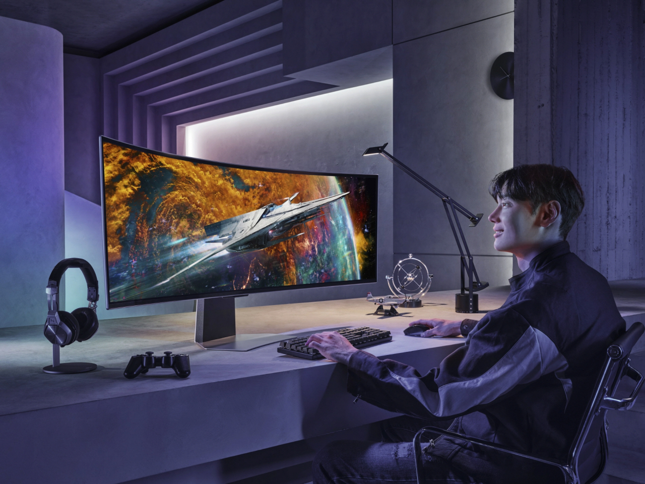 삼성전자 모델이 세계 최초 듀얼 QHD 해상도를 지원하는 OLED 게이밍 모니터 ‘오디세이 OLED G9’을 소개하고 있는 모습.[삼성전자 제공]