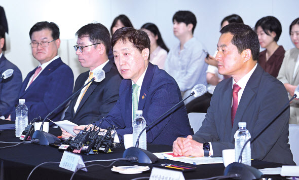 김주현 금융위원장이 12일 서울 중구 명동 은행회관에서 열린 청년도약계좌 협약식 및 간담회에 참석해 발언하고 있다.청년도약계좌는 연봉 7500만원 이하 중 가구소득이 중위 180% 이하, 만 19~34세 청년을 대상으로 공급하는 상품으로 오는 15일 출시된다. 임세준 기자