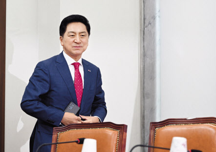 김기현 국민의힘 대표가 12일 국회에서 열린 최고위원회의에 참석하고 있다. 김 대표는 오는 15일 취임 100일을 맞는다. 임세준 기자