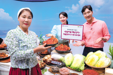 LG헬로비전이 12일 전남 해남군과 함께 개발한 ‘땅끝마을 해남김치’를 정식 출시했다. 김해주(왼쪽) 해주물산 대표와 쇼호스트가 기념 촬영을 하고 있다. [LG헬로비전 제공]