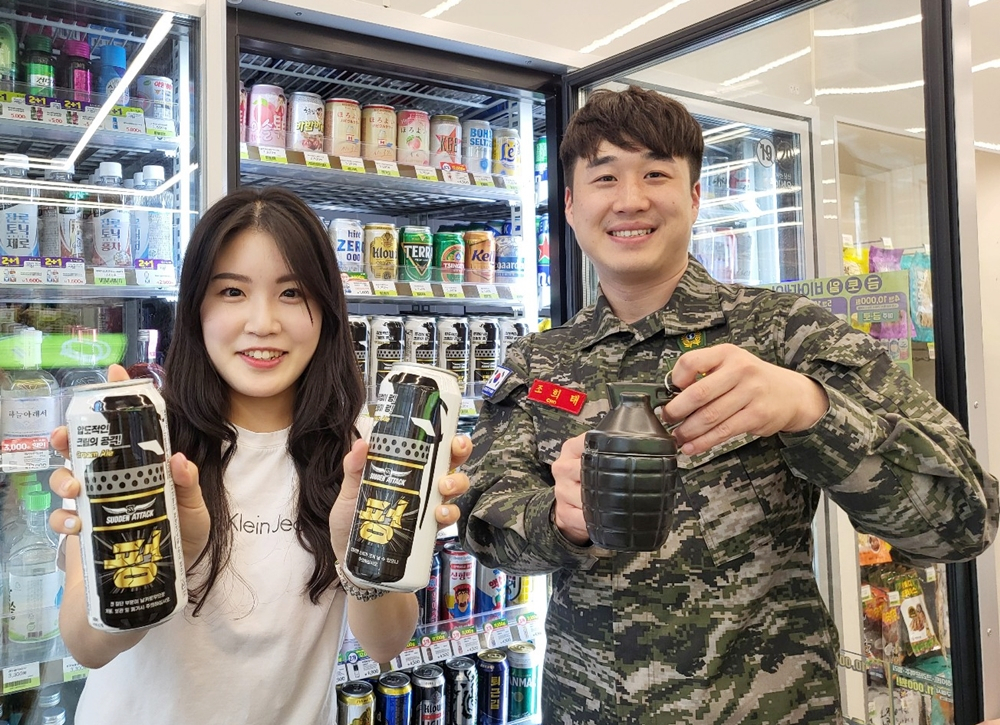 모델들이 CU의 ‘서든어택 펑 크림에일’ 맥주를 홍보하고 있다. [BGF리테일 제공]