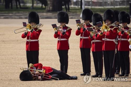 10일 '군기분열식' 리허설 도중 실신한 근위병. [EPA=연합]