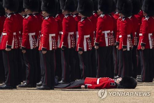 10일 '군기분열식' 리허설 도중 실신한 근위병. [EPA=연합]