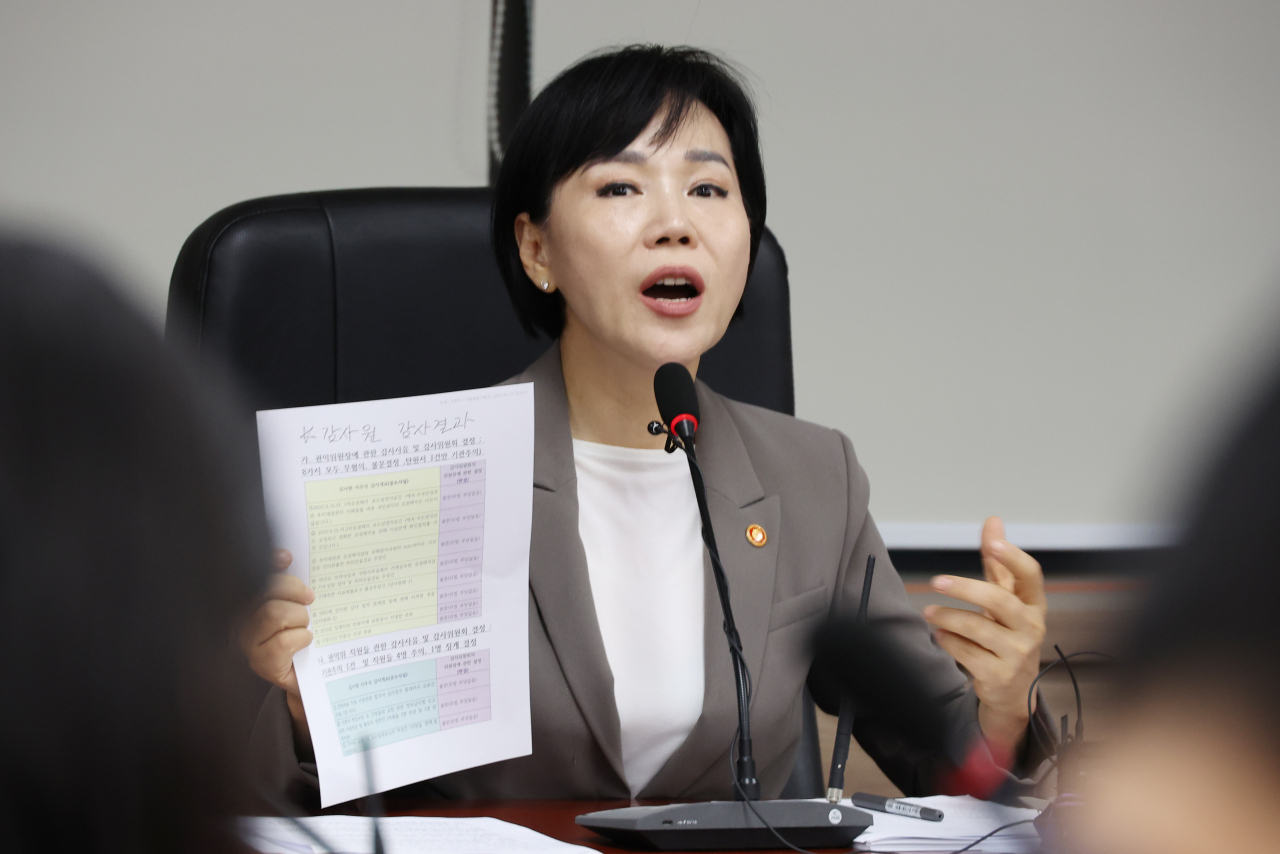 전현희 국민권익위원장이 12일 정부서울청사에서 기자간담회를 열고 감사원의 국민권익위원회 감사 관련 입장을 밝히고 있다. [연합]