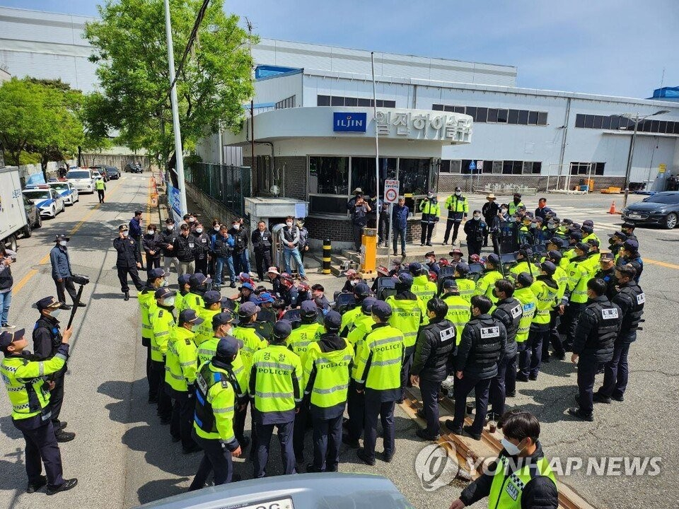 항의 중인 일진하이솔루스 노조원들[연합]