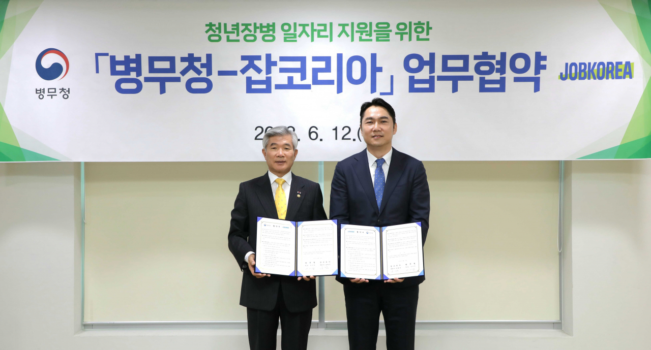 이기식 병무청장(왼쪽)이 12일 오전 국회 의원회관에서 잡코리아와 「청년장병 일자리 지원을 위한 업무협약」을 체결하고 기념촬영을 하고 있다.