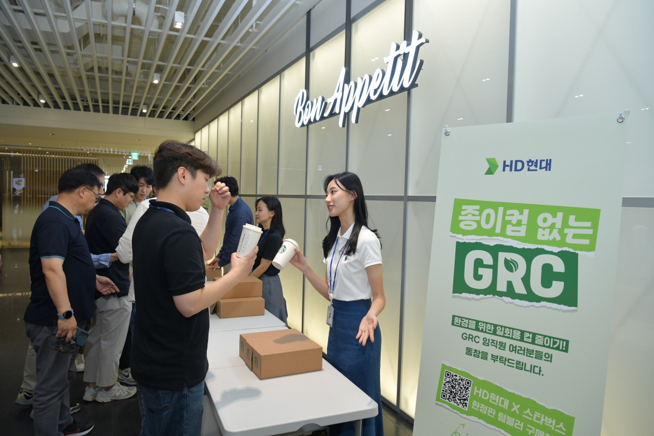 최근 글로벌R&D(연구개발)센터 3층에 오픈한 ‘종이컵 없는 GRC’ 팝업스토어를 찾은 HD현대 임직원들의 모습 [HD현대 제공]