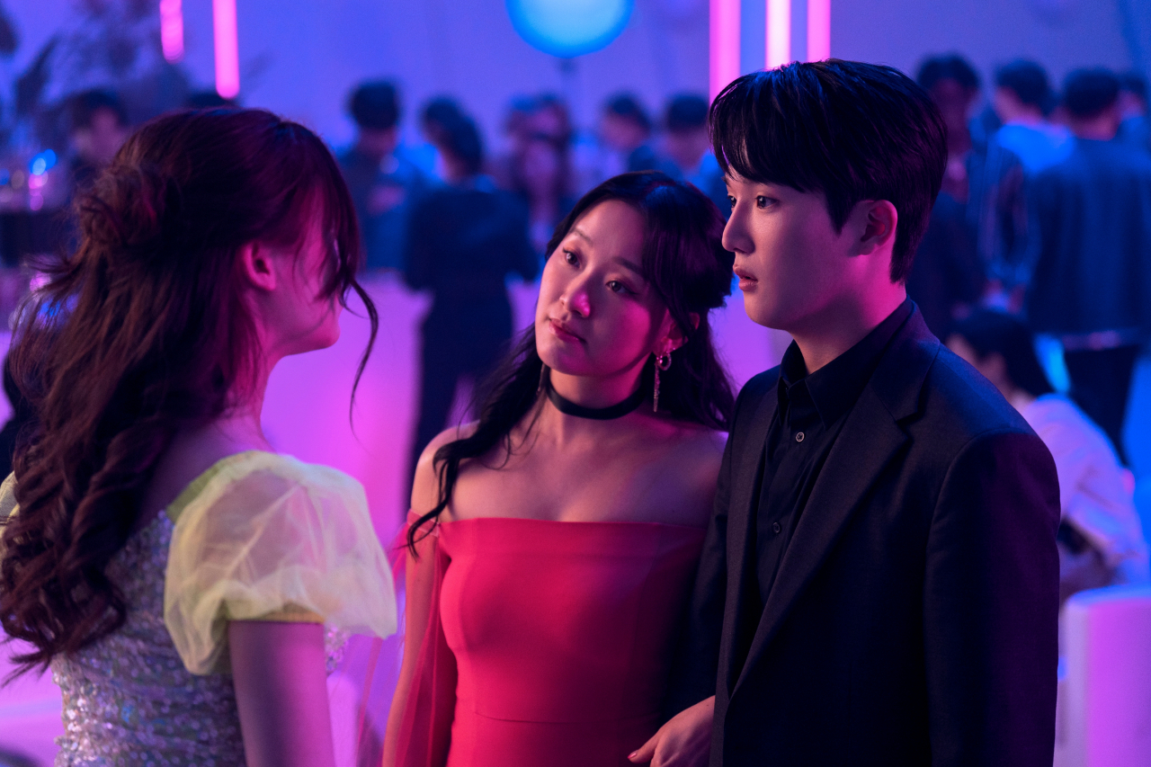 Choi Min-yeong (right) plays Dae, a high school student, in “XO, Kitty.” (Netflix)