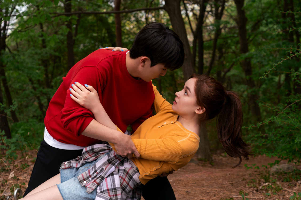 Choi Min-yeong (left) plays the role of Kitty‘s boyfriend, Dae, in “XO, Kitty” (Netflix)