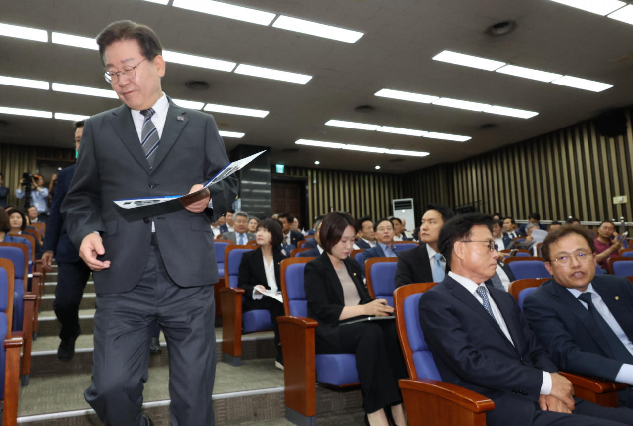이재명 더불어민주당 대표가 12일 국회에서 열린 당 의원총회에 참석하고 있다. [연합]