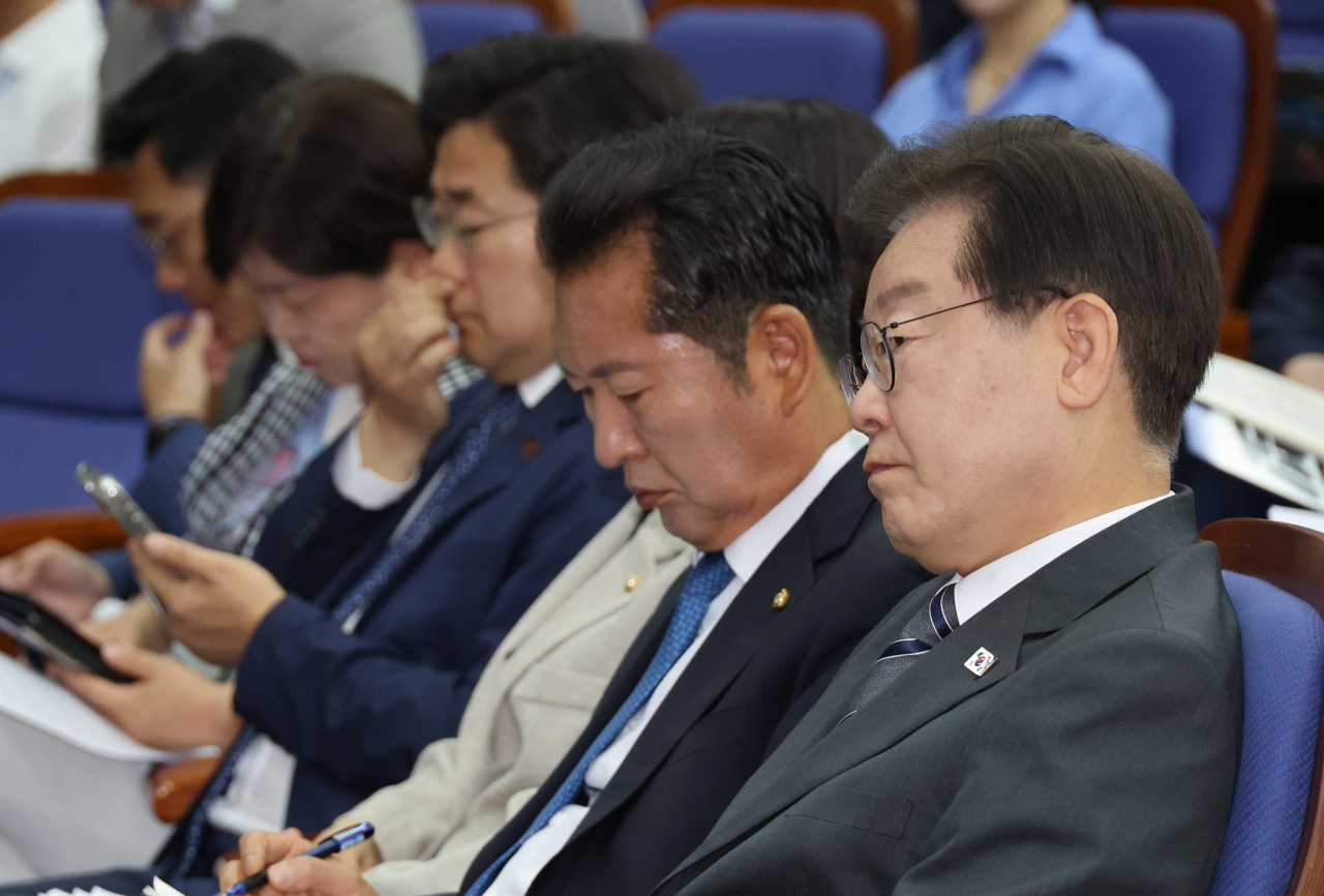 이재명 민주당 대표와 정청래 최고원이 12일 국회에서 열린 당 의원총회에 참석하고 있다. [연합]