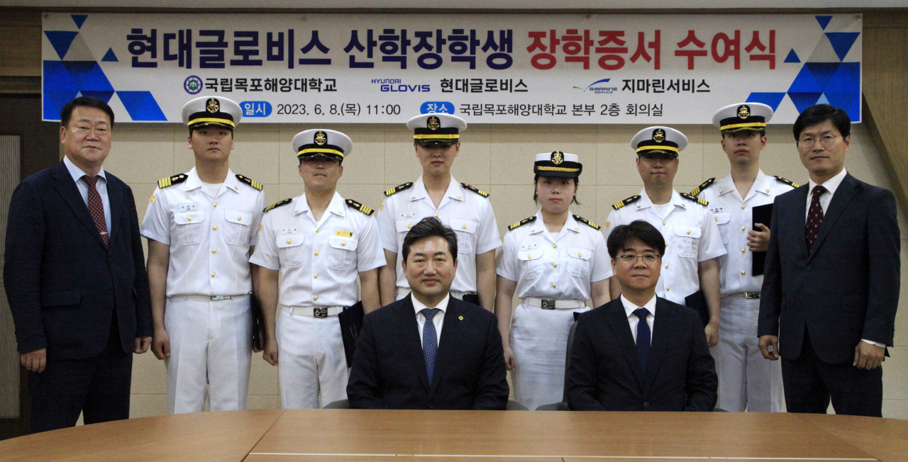 권치오(오른쪽부터) 현대글로비스 해운사업전략실장, 권기돈 지마린서비스 대표이사, 한원희 목포해양대 총장 등이 지난 8일 목포해양대에서 열린 ‘현대글로비스 산학장학생 장학증서 수여식’에서 기념촬영을 하고 있다. [현대글로비스 제공]