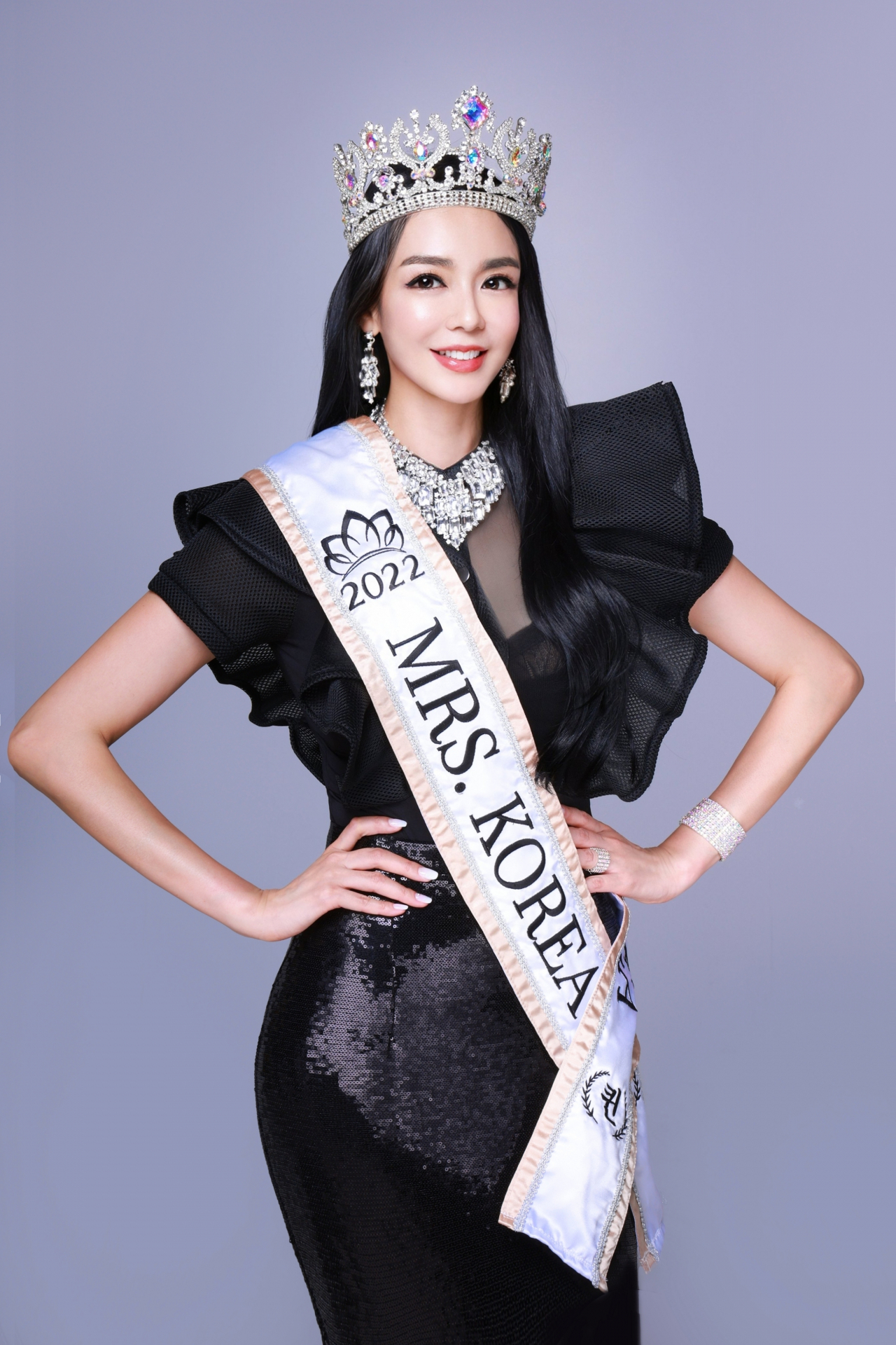 지난해 미시즈 코리아 퀸 자격으로 올해의 미국 미시즈 글로브(MRS. GLOBE) 2023에 도전하는 정규리 씨. 그는 헤럴드경제와의 인터뷰를 통해 한국적인 미와 품위를 바탕으로 세계대회에 참가해 K뷰티와 K문화의 위상을 널리 알리고 싶다고 했다.