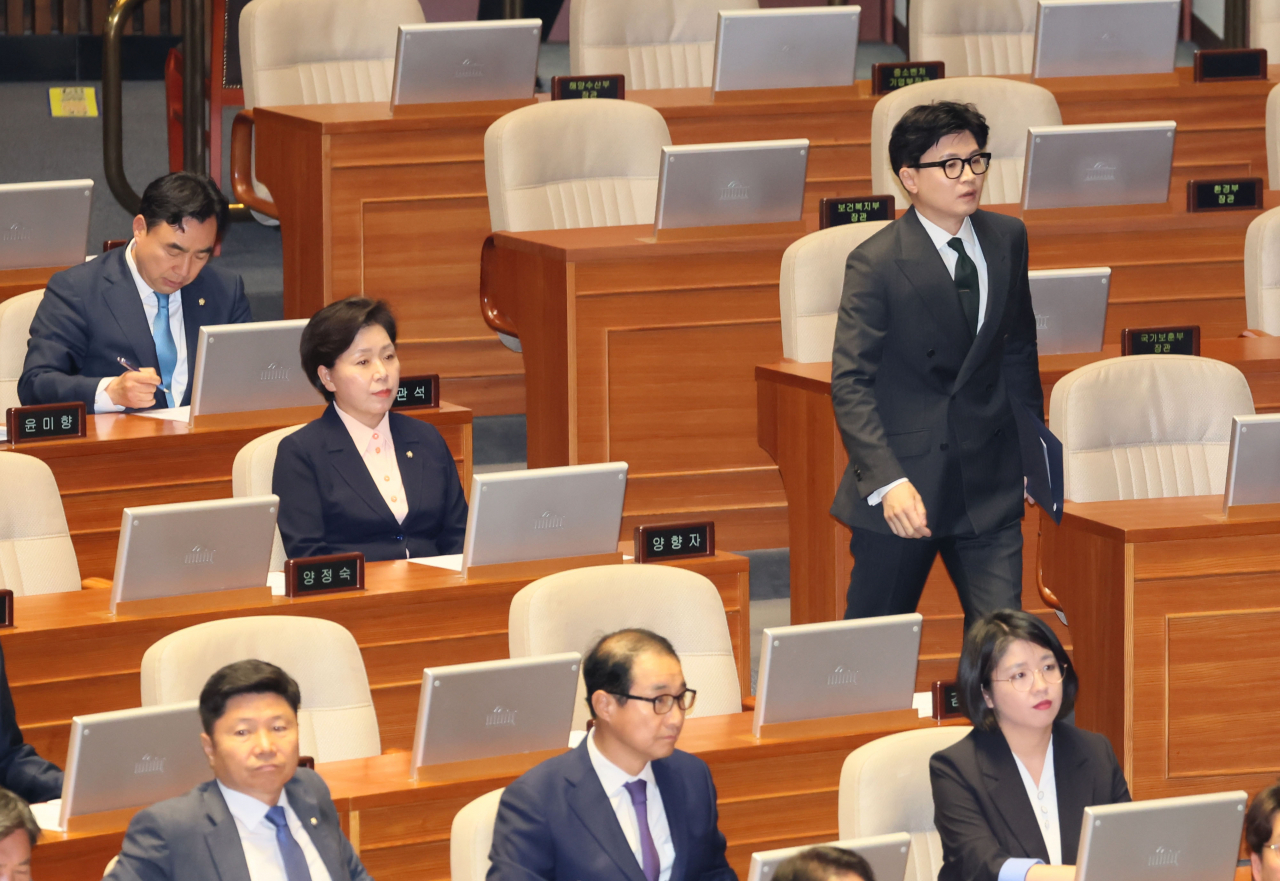 한동훈 법무부 장관(오른쪽 위)이 12일 오후 국회에서 열린 본회의에서 무소속 윤관석·이성만 의원에 대한 체포동의요청 이유설명을 위해 발언대로 향하고 있다. [연합]