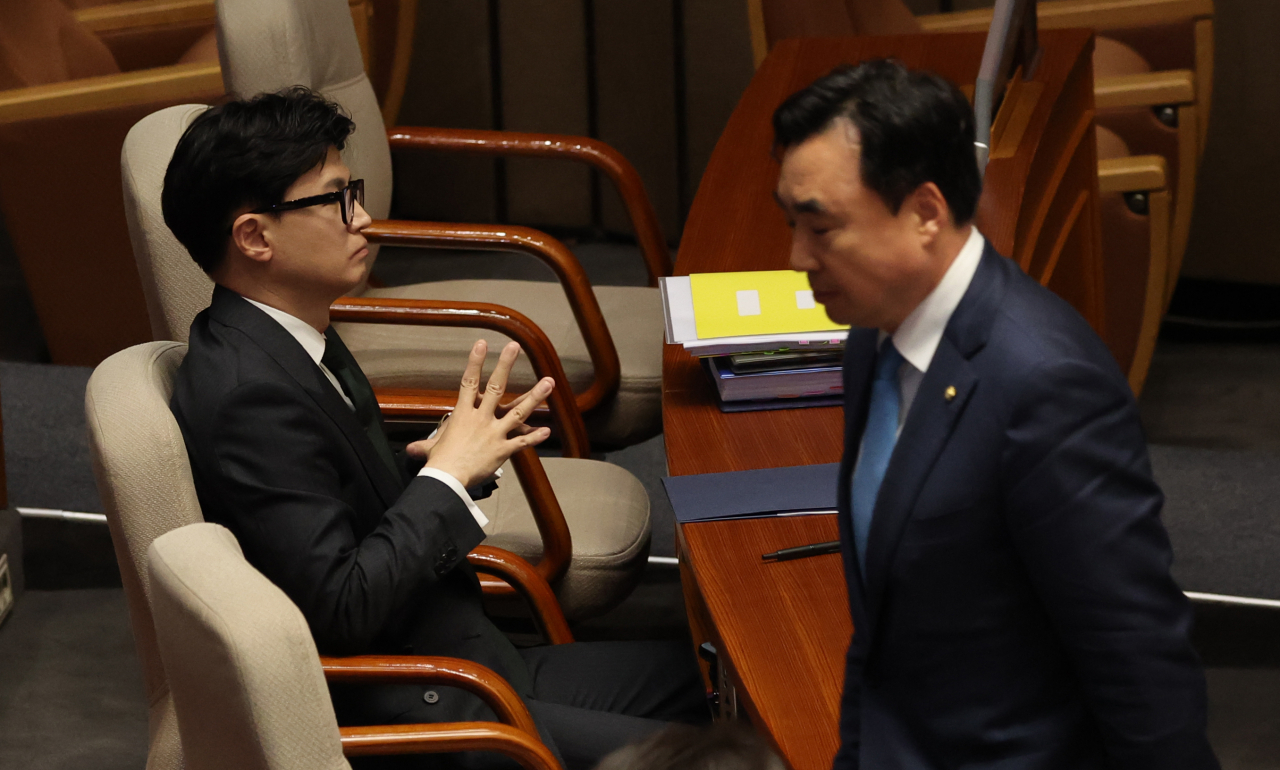 12일 국회 본회의에서 윤관석 의원이 신상발언을 마친 후 자리로 돌아가고 있다. 한동훈 법무부 장관은 윤관석, 이성만 의원 체포동의요청 이유를 설명한 후 자리에 앉아 있다. [연합]