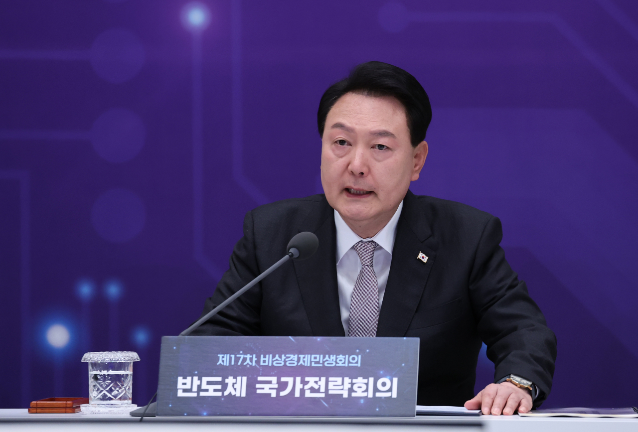 윤석열 대통령이 8일 청와대 영빈관에서 열린 제17차 비상경제민생회의 겸 반도체 국가전략회의에서 발언하고 있다. [연합]