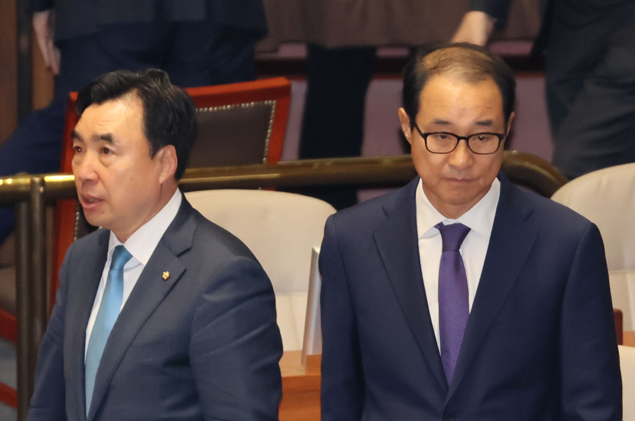 무소속 윤관석·이성만 의원이 12일 오후 열린 국회 본회의에서 체포동의안 표결 결과를 기다리고 있다. 두 의원에 대한 체포동의안은 부결됐다. [연합]