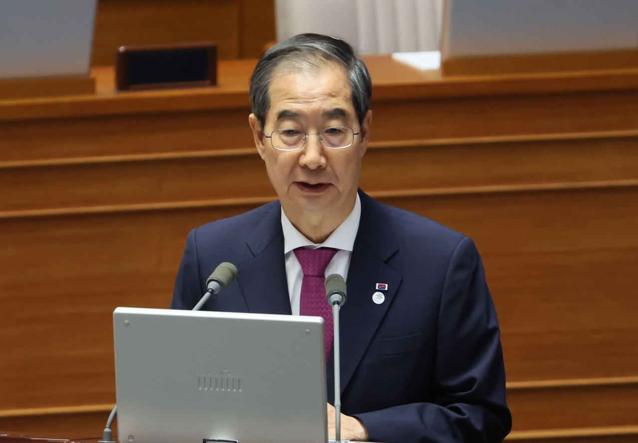 한덕수 국무총리가 12일 오후 열린 국회 본회의 대정부 질문에서 의원들의 질문에 답변하고 있다. [연합]