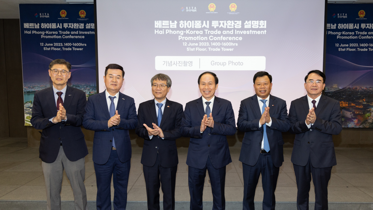한국무역협회가 12일 삼성동 트레이드타워에서 주한 베트남 대사관, 베트남 하이퐁시 인민위원회와 공동으로 개최한 '베트남 하이퐁시 투자환경 설명회'에 참석한 주요 인사가 기념사진을 촬영하고 있다. [무협 제공]