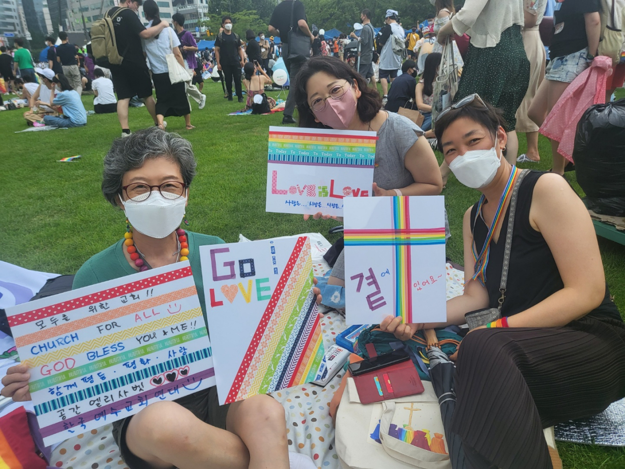 지난해 열린 23회 퀴어페스티벌에서 오현선(왼쪽) 여울교회 담임목사 등 한국예수교회연대 관계자들이 손팻말을 들어 보이고 있는 모습. [박혜원 기자]