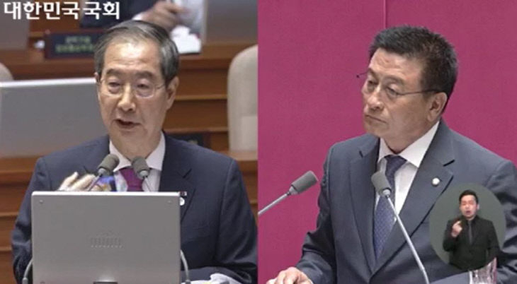 윤재갑(오른쪽) 더불어민주당 의원이 12일 한덕수 국무총리를 상대로 대정부 질문을 하고 있는 모습. [국회의사중계시스템]
