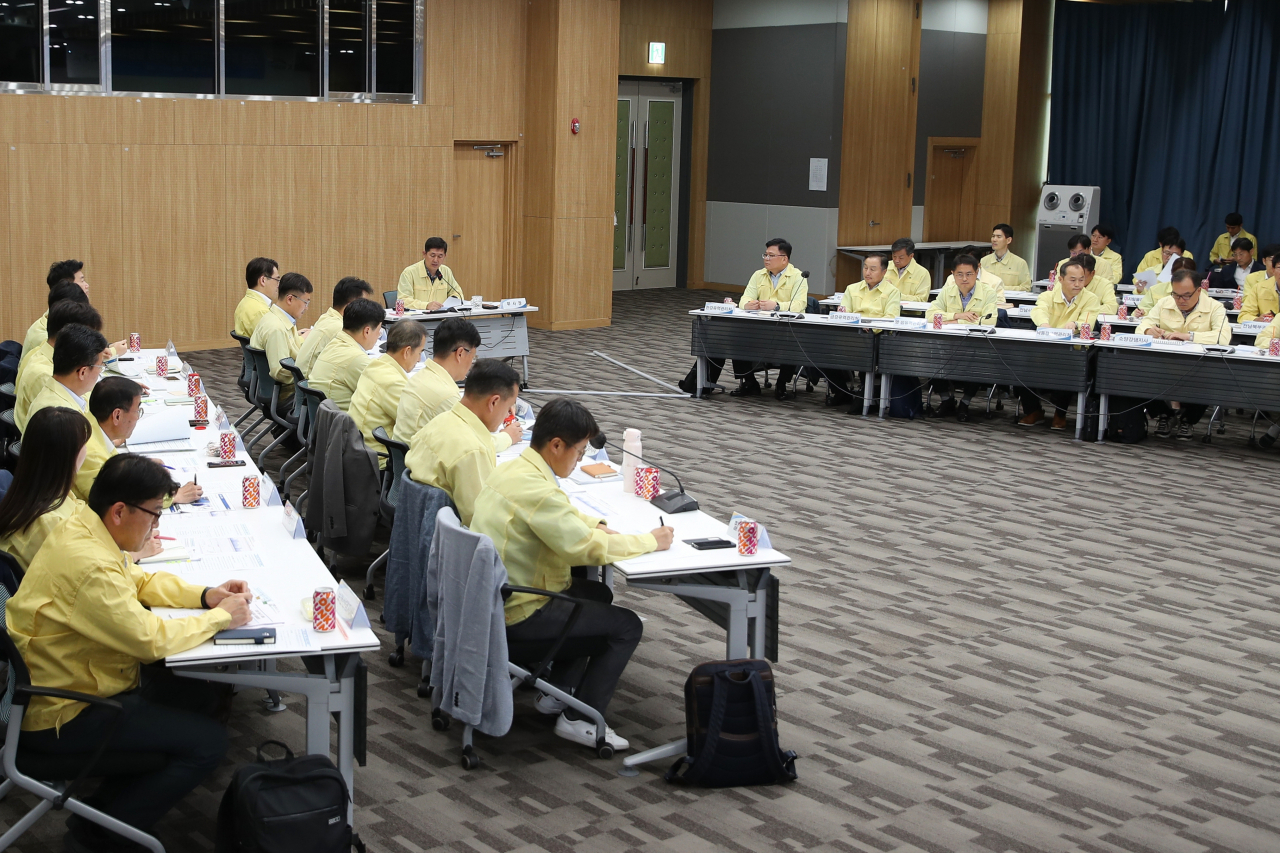 한국수자원공사는 12일 대전시 대덕구 본사에서 정경윤 사장직무대행을 비롯하여 본사 및 한강, 금강, 영산강·섬진강, 낙동강 유역본부, 28개 댐 지사 등 댐 운영 관련 전 부서가 참여하는 전사 댐 홍수대응 점검 회의를 개최했다. [한국수자원공사 제공]