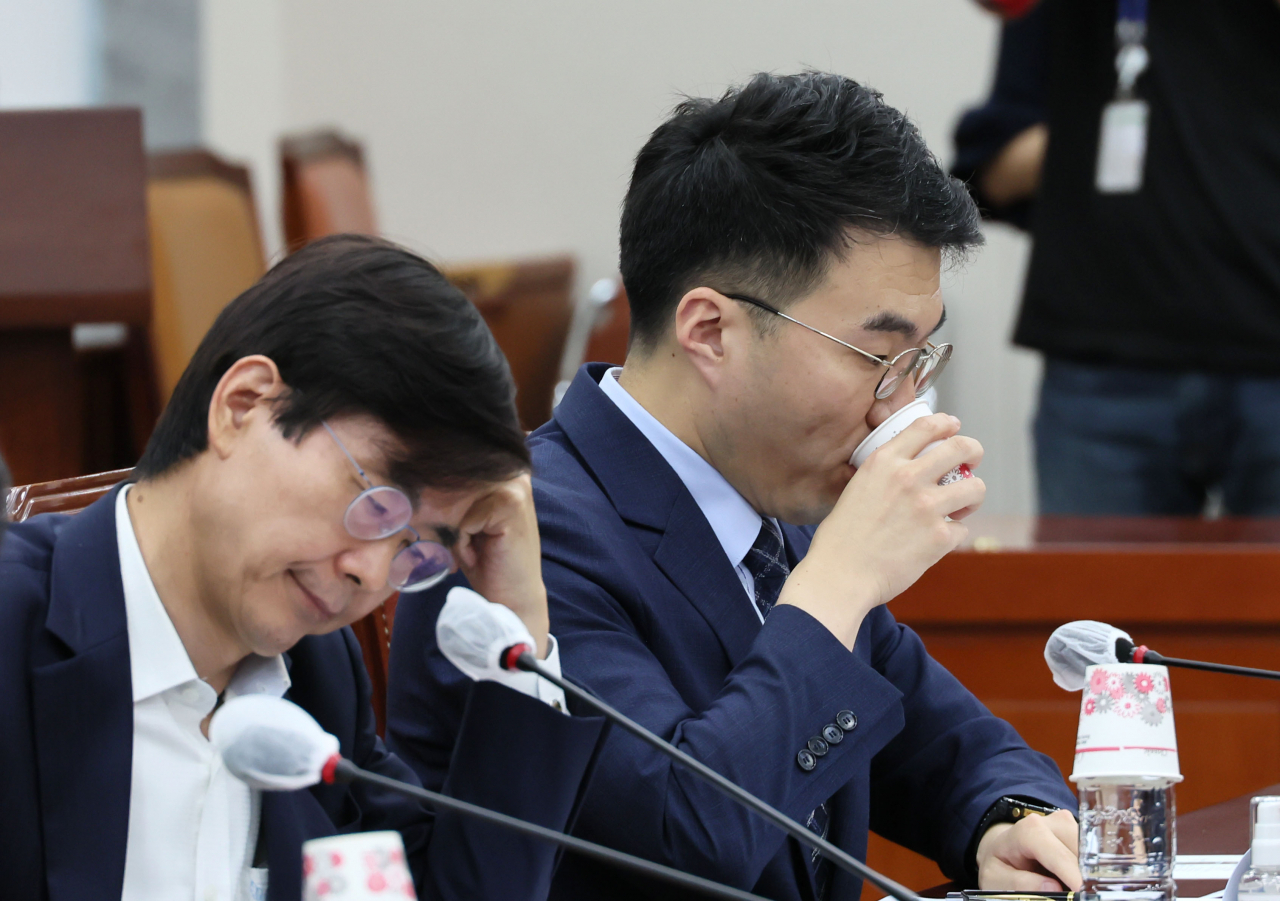 무소속 김남국 의원이 12일 오전 국회에서 열린 교육위원회 전체회의에서 목을 축이고 있다. [연합]