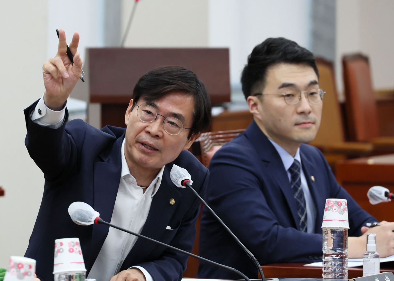 조경태 국민의힘 의원이 12일 오전 국회에서 열린 교육위원회 전체회의에서 무소속 김남국 의원의 출석과 관련해 의사진행 발언을 요청하고 있다. [연합]