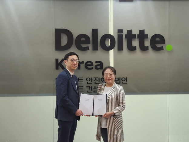엄국진 딜로이트 안진회계법인 재무자문본부 파트너(왼쪽)와 김명화 한국스프트웨어개발업협동조합 이사장. [딜로이트안진 제공]