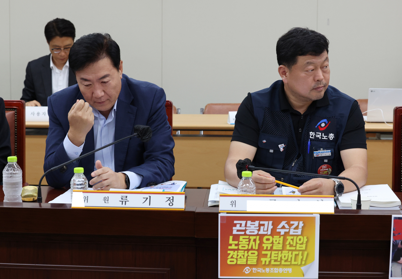 지난 8일 오후 세종시 정부세종청사 최저임금위원회 회의실에서 열린 제3차 전원회의에서 사용자위원인 류기정 한국경영자총협회 전무(왼쪽)와 근로자위원인 류기섭 한국노총 사무총장이 자리하고 있다. [연합]