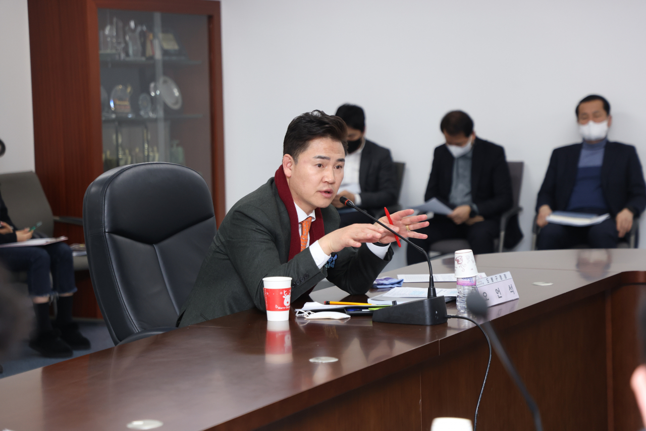 서울 도봉구는 지역 내 상권 경쟁력을 높이기 위해 국내 우수 상점가 견학과 맞춤별 컨설팅을 실시한다고 13일 밝혔다. 사진은 오언석 도봉구청장이 상인 간담회에서 발언하는 장면. [도봉구 제공]